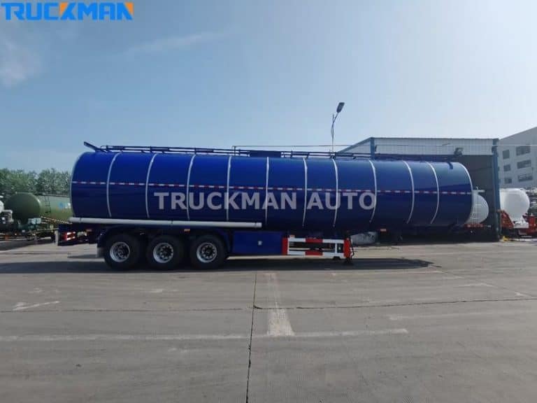 Vista lateral de um reboque cisterna azul para transporte de petróleo da Truckman Auto, equipado para o transporte de matérias perigosas