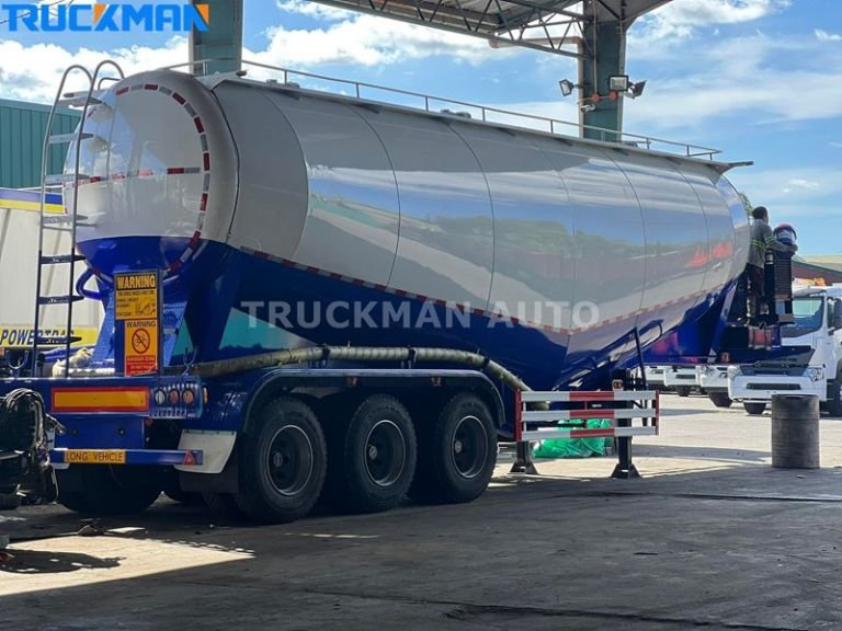 Cement tanker being loaded, air compressor installation location and working environment